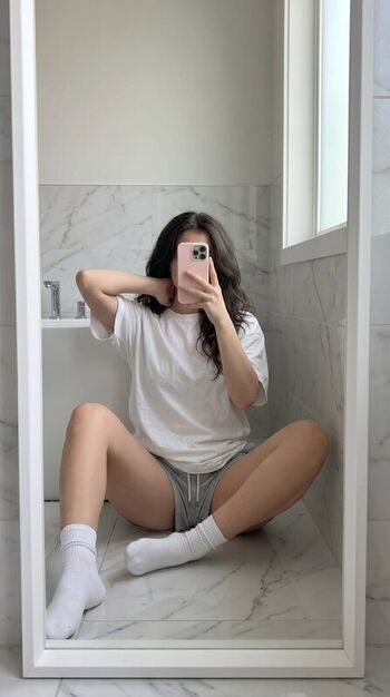 Hellbabyeve leaked private content