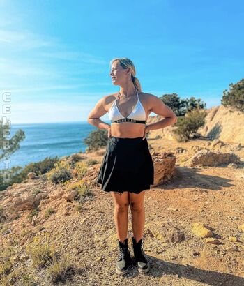 Momorianyan/ leaked private content