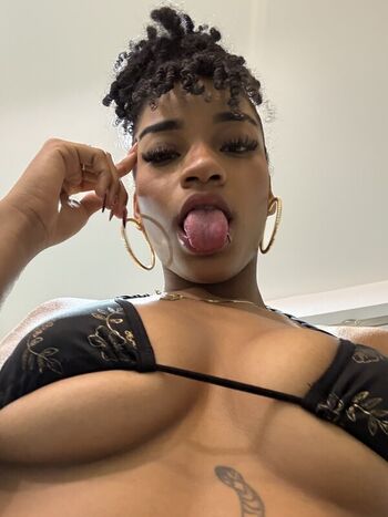 Lxxooemma leaked private content