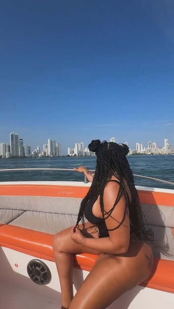 Flucsy desnuda leaked private content