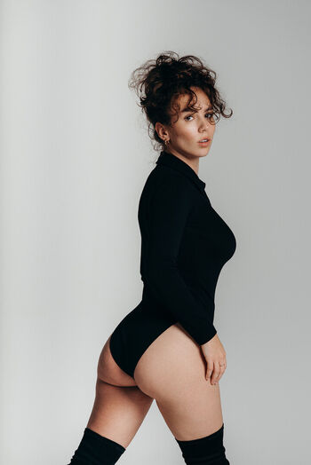 Curlywiktoria leaked private content