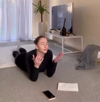 Momorianyan/ leaked private content