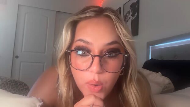 Momorianyan/ leaked private content