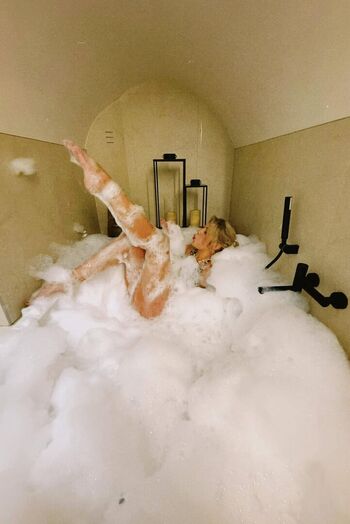 Momorianyan/ leaked private content