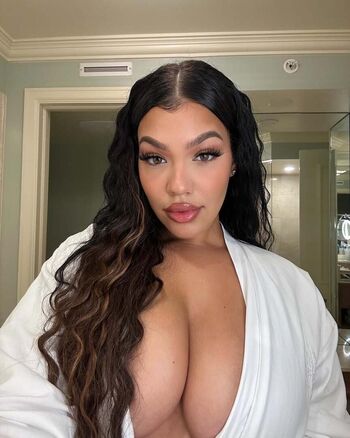 Mikaadenise/ leaked private content