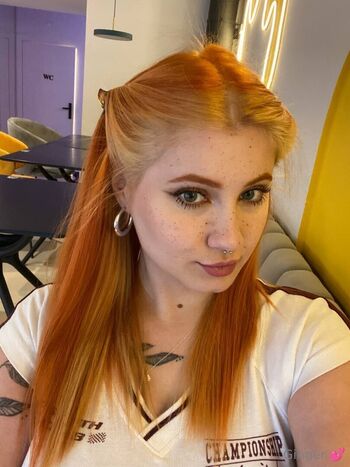 Momorianyan/ leaked private content